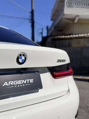 BMW-320i-2022