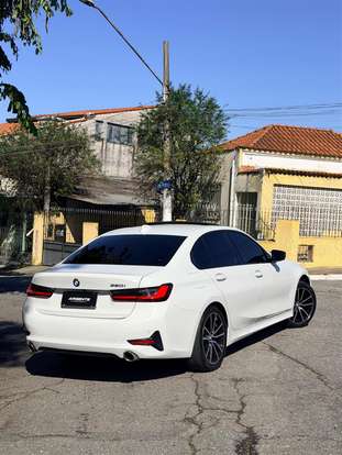 BMW-320i-2022
