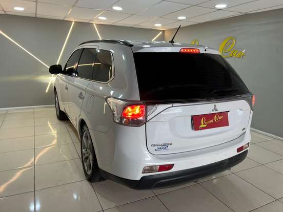 MITSUBISHI-OUTLANDER-3.0 GT 4X4 V6 24V GASOLINA 4P AUTOMÁTICO MITSUBISHI-OUTLANDER-2013