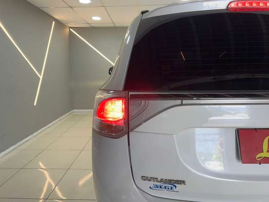 MITSUBISHI-OUTLANDER-3.0 GT 4X4 V6 24V GASOLINA 4P AUTOMÁTICO MITSUBISHI-OUTLANDER-2013