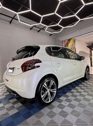 PEUGEOT-208-2017