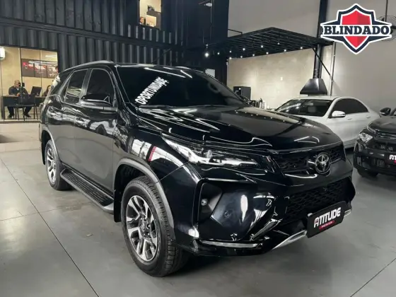 TOYOTA HILUX SW4 2.8 D-4D TURBO DIESEL SRX PLATINUM 7L 4X4 AUTOMÁTICO