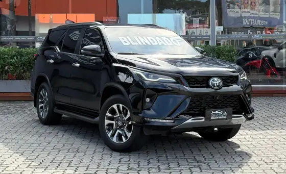 TOYOTA HILUX SW4 2.8 D-4D TURBO DIESEL SRX PLATINUM 7L 4X4 AUTOMÁTICO