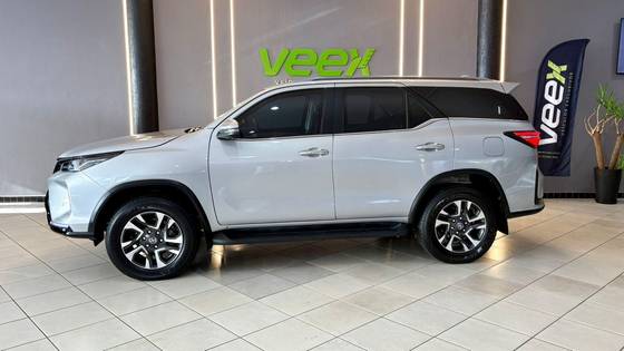 TOYOTA HILUX SW4 2.8 D-4D TURBO DIESEL SRX PLATINUM 7L 4X4 AUTOMÁTICO