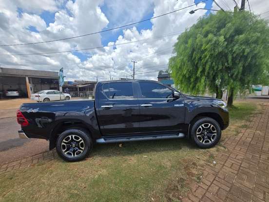 TOYOTA-HILUX-2.8 D-4D TURBO DIESEL CD SRX 4X4 AUTOMÁTICO TOYOTA-HILUX-2023