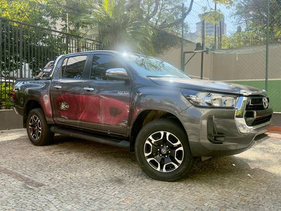TOYOTA HILUX 2.8 D-4D TURBO DIESEL CD SRV 4X4 AUTOMÁTICO