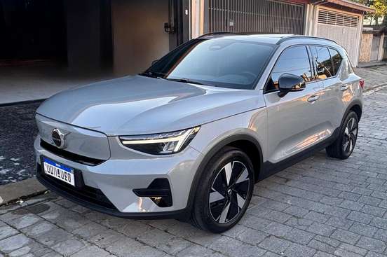 VOLVO-EX40-2025