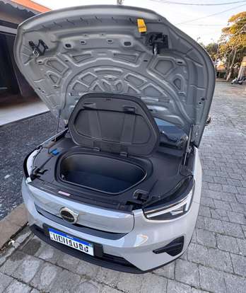 VOLVO-EX40-2025