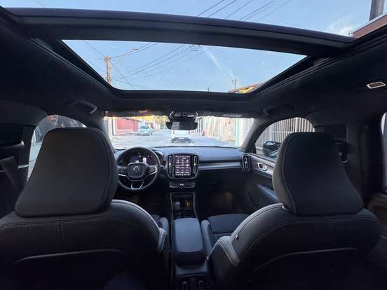 VOLVO-EX40-2025