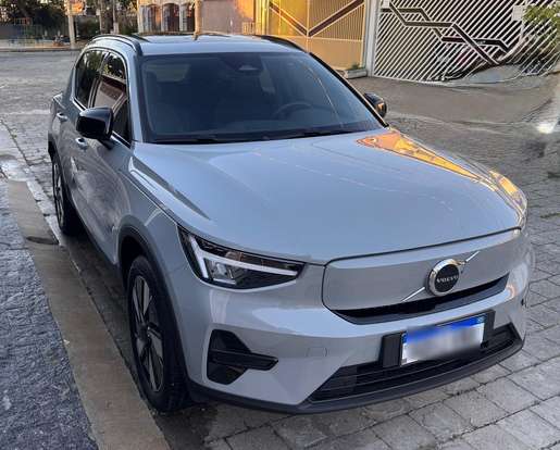 VOLVO-EX40-2025
