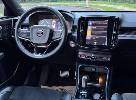 VOLVO-XC40-2018