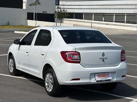 RENAULT-LOGAN-2024