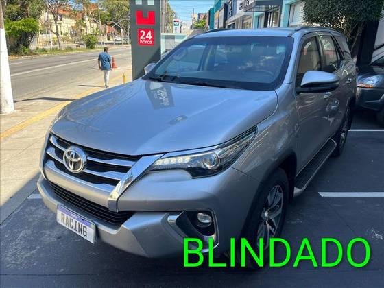 TOYOTA HILUX SW4 2.8 SRX 4X4 7 LUGARES 16V TURBO INTERCOOLER DIESEL 4P AUTOMÁTICO