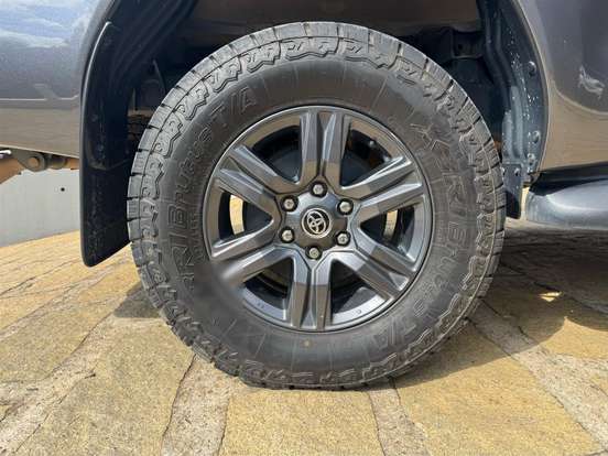 TOYOTA-HILUX-2.8 D-4D TURBO DIESEL CD SR 4X4 AUTOMÁTICO TOYOTA-HILUX-2025