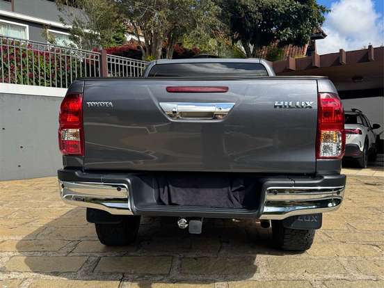TOYOTA-HILUX-2.8 D-4D TURBO DIESEL CD SR 4X4 AUTOMÁTICO TOYOTA-HILUX-2025