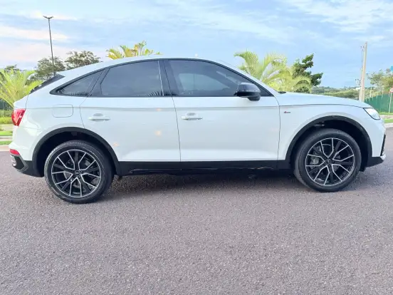 AUDI-Q5-2021