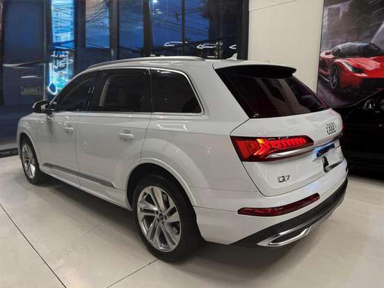 AUDI-Q7-2021