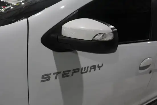 RENAULT-SANDERO-2015