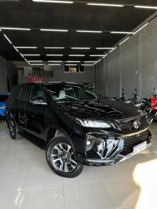 TOYOTA HILUX SW4 2.8 D-4D TURBO DIESEL DIAMOND 7L 4X4 AUTOMÁTICO