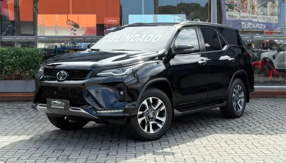 TOYOTA HILUX SW4 2.8 D-4D TURBO DIESEL SRX PLATINUM 7L 4X4 AUTOMÁTICO