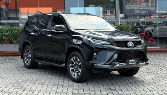 TOYOTA HILUX SW4 2.8 D-4D TURBO DIESEL SRX PLATINUM 7L 4X4 AUTOMÁTICO