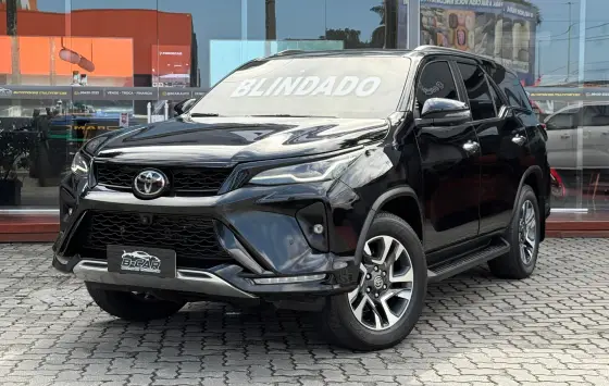 TOYOTA HILUX SW4 2.8 D-4D TURBO DIESEL SRX PLATINUM 7L 4X4 AUTOMÁTICO TOYOTA HILUX SW4 2.8 D-4D TURBO DIESEL SRX PLATINUM 7L 4X4 AUTOMÁTICO