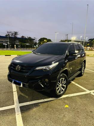 TOYOTA HILUX SW4 2.8 SRX 4X4 7 LUGARES 16V TURBO INTERCOOLER DIESEL 4P AUTOMÁTICO