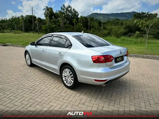 VOLKSWAGEN-JETTA-2011