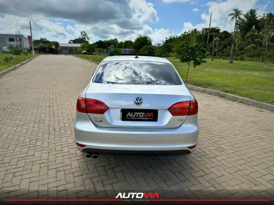 VOLKSWAGEN-JETTA-2011