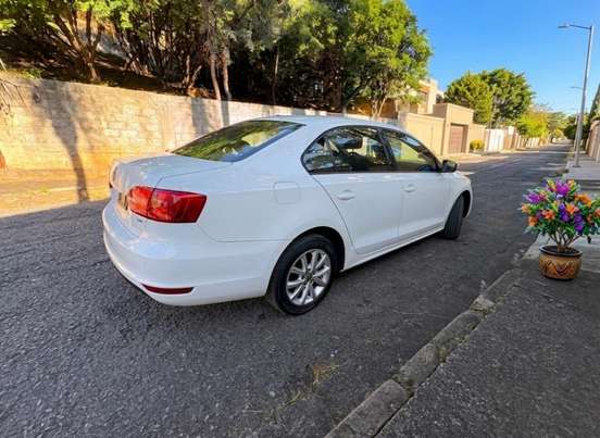 VOLKSWAGEN-JETTA-2011