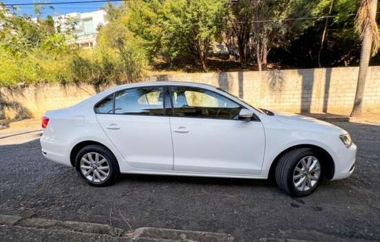 VOLKSWAGEN-JETTA-2011