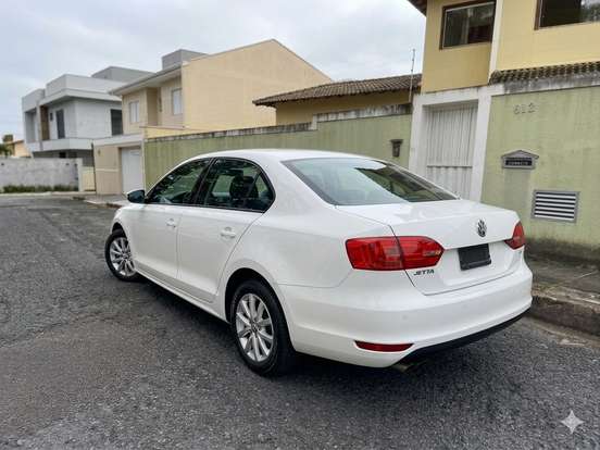 VOLKSWAGEN-JETTA-2011