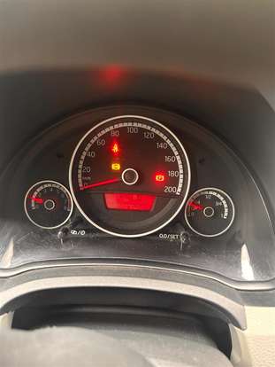 VOLKSWAGEN-UP-2015