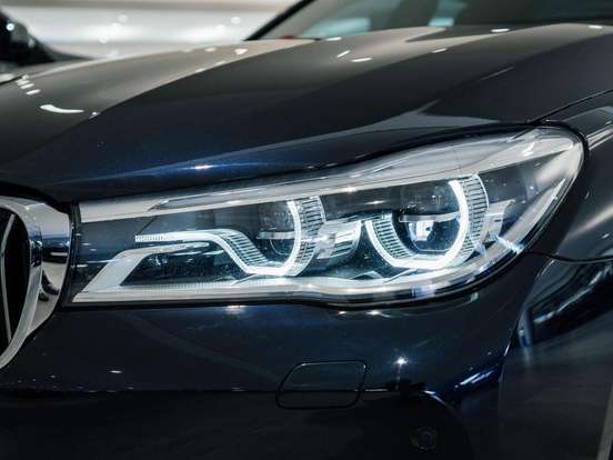BMW-750i-2016
