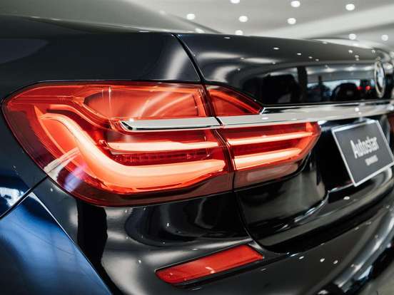 BMW-750i-2016
