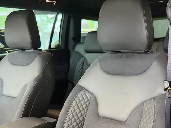 JEEP-COMMANDER-2.0 HURRICANE 4 TURBO FLEX BLACKHAWK AT9 JEEP-COMMANDER-2026