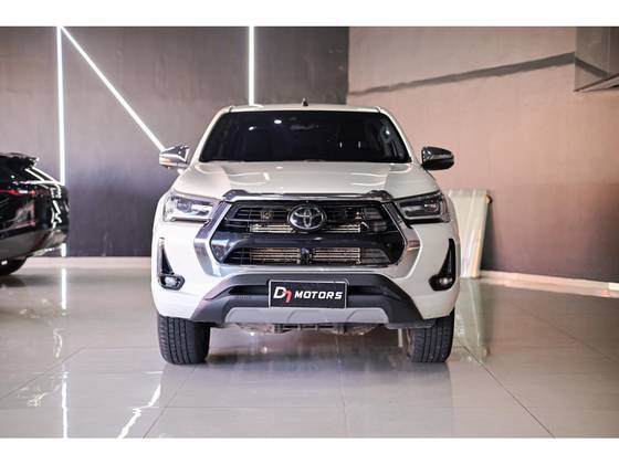 TOYOTA HILUX 2.8 D-4D TURBO DIESEL CD SRX 4X4 AUTOMÁTICO