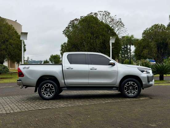 TOYOTA-HILUX-2022