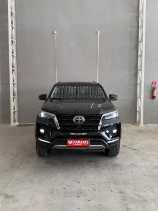 TOYOTA HILUX SW4 2.8 D-4D TURBO DIESEL SRX 4X4 AUTOMÁTICO