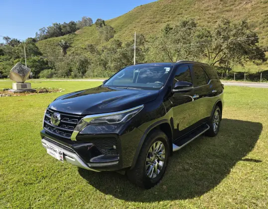 TOYOTA HILUX SW4 2.8 D-4D TURBO DIESEL SRX 7L 4X4 AUTOMÁTICO TOYOTA HILUX SW4 2.8 D-4D TURBO DIESEL SRX 7L 4X4 AUTOMÁTICO