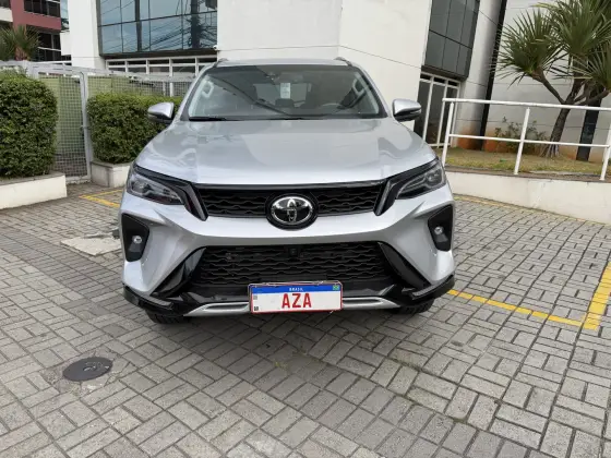 TOYOTA HILUX SW4 2.8 D-4D TURBO DIESEL SRX PLATINUM 7L 4X4 AUTOMÁTICO TOYOTA HILUX SW4 2.8 D-4D TURBO DIESEL SRX PLATINUM 7L 4X4 AUTOMÁTICO