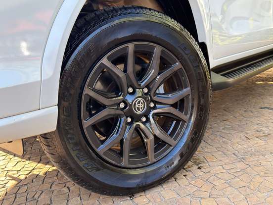 TOYOTA-HILUX SW4-2.8 D-4D TURBO DIESEL GR-S 7L 4X4 AUTOMÁTICO TOYOTA-HILUX SW4-2023