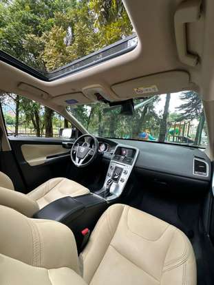 VOLVO-XC60-2.4 D5 MOMENTUM DIESEL AWD 4P AUTOMÁTICO VOLVO-XC60-2016