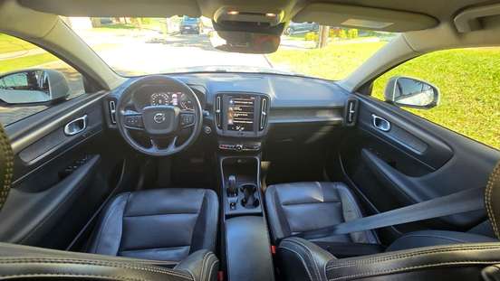 VOLVO-XC40-2019