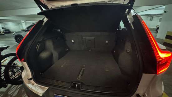 VOLVO-XC40-2023