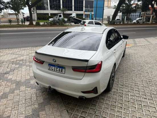 BMW-320i-2021