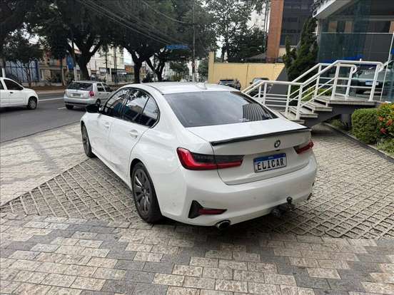 BMW-320i-2021