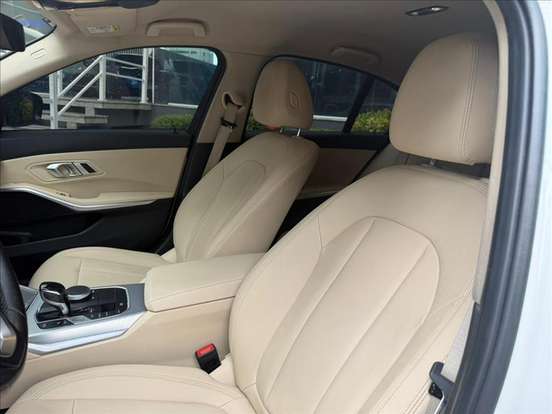 BMW-320i-2021
