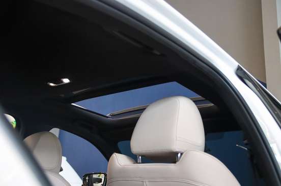 BMW-320i-2023