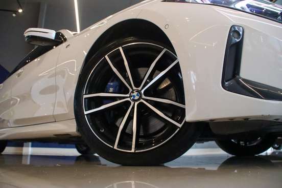 BMW-320i-2023